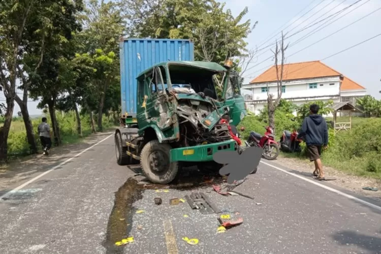 Diduga Rem Blong, Dua Pelajar Tewas Tergencet Kontainer - Radar Gresik