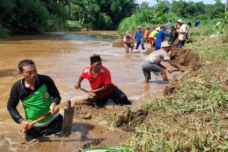 Normalisasi Sungai, Warga Cangkuli Sungai Sanen - Radar Jember