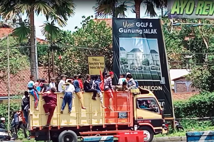 Tak Gubris Keselamatan, Hadang Truk Demi Bikin Konten - Radar Jember