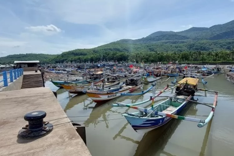 Cuaca Tak Bersahabat, Mayoritas Nelayan Sandarkan Perahu Di Muara ...