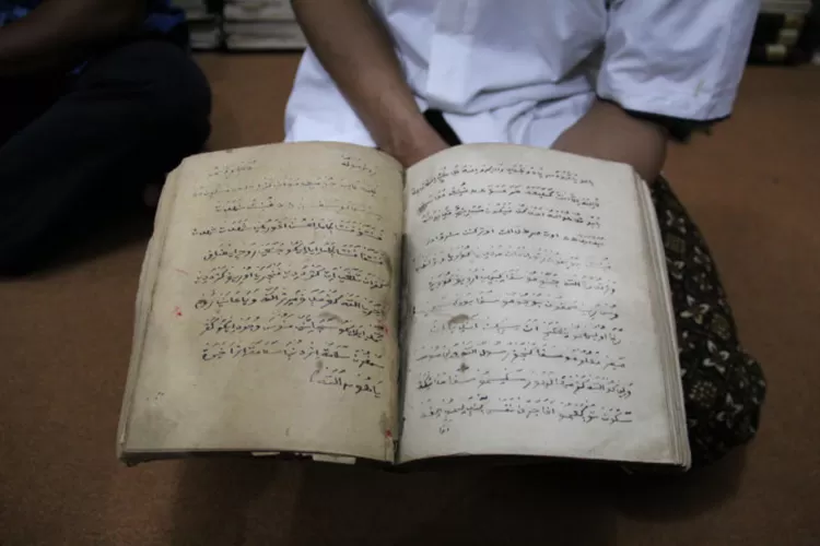 Melihat Koleksi Kitab Kuno Tulisan Tangan Kh Hasyim Asyari Di