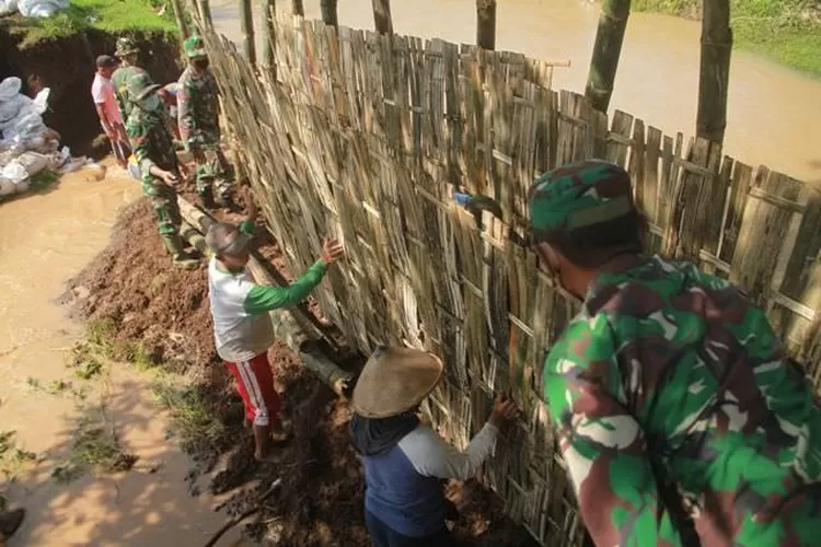 Tanggul Jebol, Ratusan Rumah Terendam Air - Radar Kediri