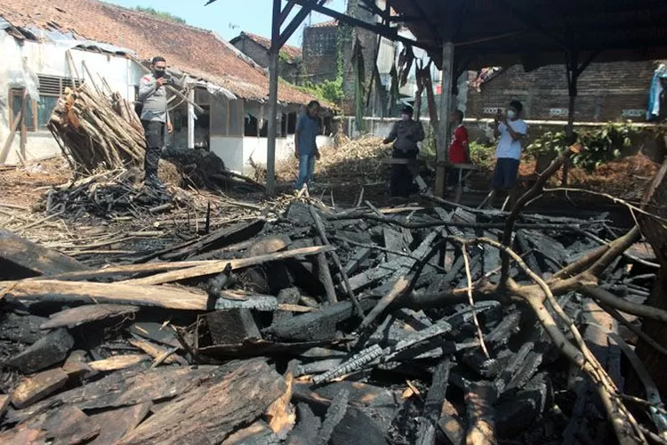 Diduga Korsleting Listrik Gudang Kosong Di Jepara Terbakar Radar Kudus