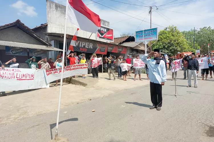 Warga Dukuhseti Pati Rayakan Kemerdekaan Di Jalan Rusak - Radar Kudus