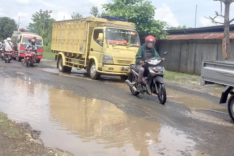 Kerap Terendam Banjir, Jalan Jakenan Pati Rusak Parah, Begini ...