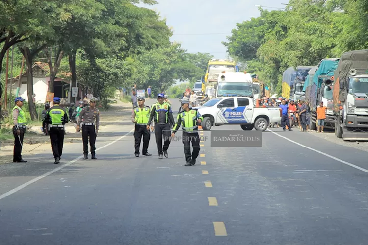 Gelar Olah TKP Kecelakaan Maut Bus Wiji Vs Truk Di Pasar Banggi Rembang ...