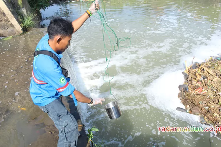 Ternyata Ini Penyebab Sungai Juanda Berubah Jadi Kolam Busa Radar Madiun