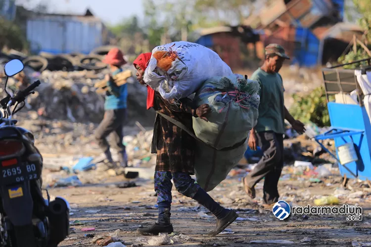 Buang Sampah Sembarangan Denda Rp 5 Juta - Radar Madiun