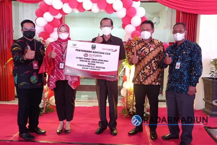 Bank Jatim Cabang Magetan Salurkan CSR RTLH Rp 336 Juta - Radar Madiun