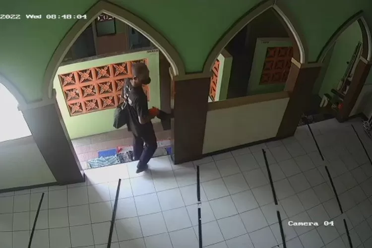 Aksi Maling Kotak Amal Masjid Di Ngawi Terekam Cctv Radar Madiun