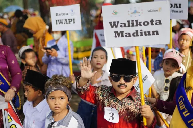 Berpakaian Adat Nusantara, Ribuan Siswa TK-PAUD Ikuti Pawai Budaya ...