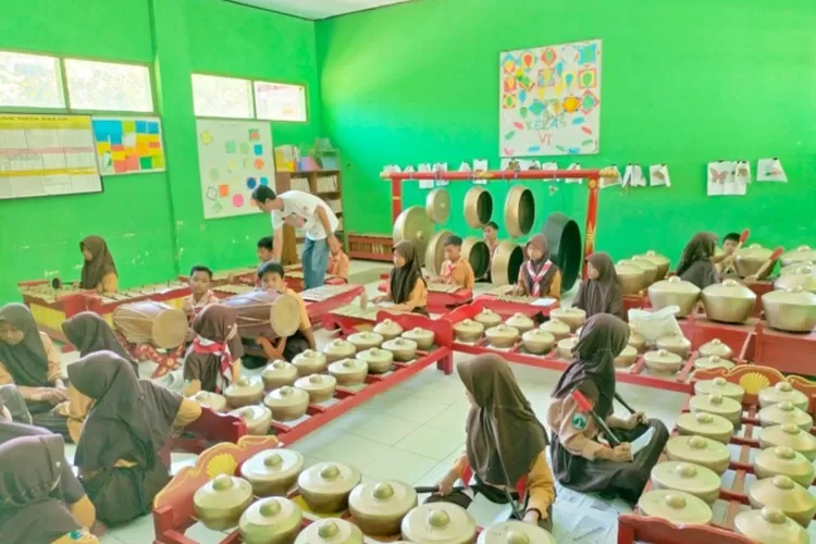 SDN Suluk 01 Lestarikan Budaya Jawa Lewat Ekskul Karawitan - Radar Madiun