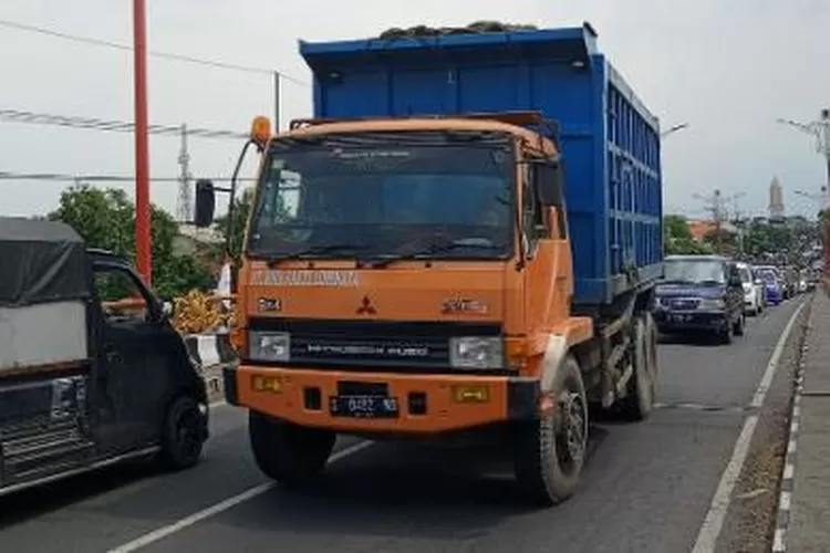 Truk Pecah Ban, Jembatan Gama Macet - Radar Mojokerto