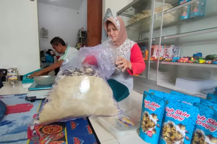 Senyum Renyah Muji Rahayu Perajin Keripik Kulit Ikan Patin Di Kota