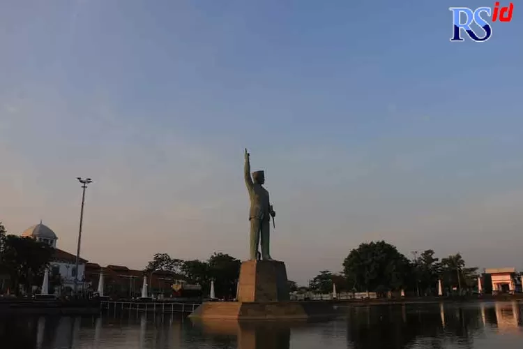 Patung Bung Karno Tertinggi Di Indonesia Berdiri Kokoh Di Polder Tawang ...