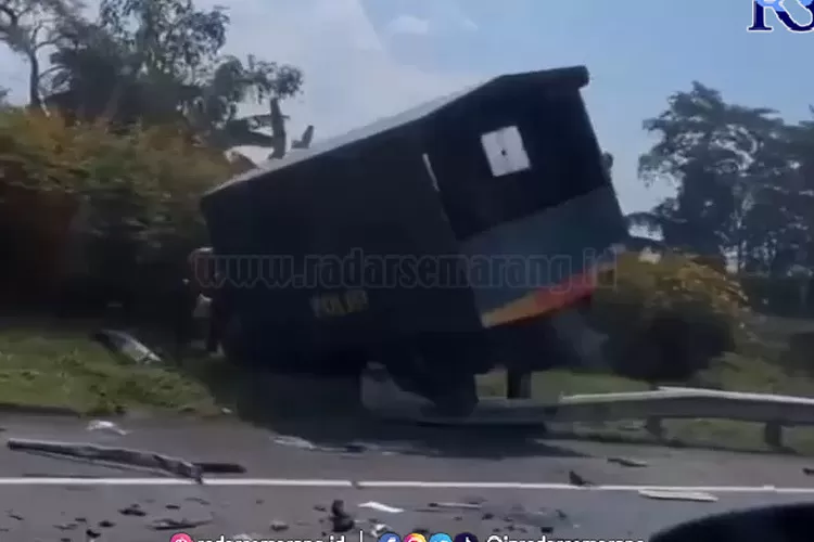 Kronologi Truk Polisi Terguling Usai Dihantam Truk Ayam Di Tol Jagorawi ...