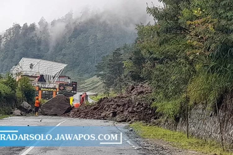 Longsor Di Kawasan Tawangmangu Jalan Penghubung Karanganyar Magetan Lumpuh Radar Solo 0096