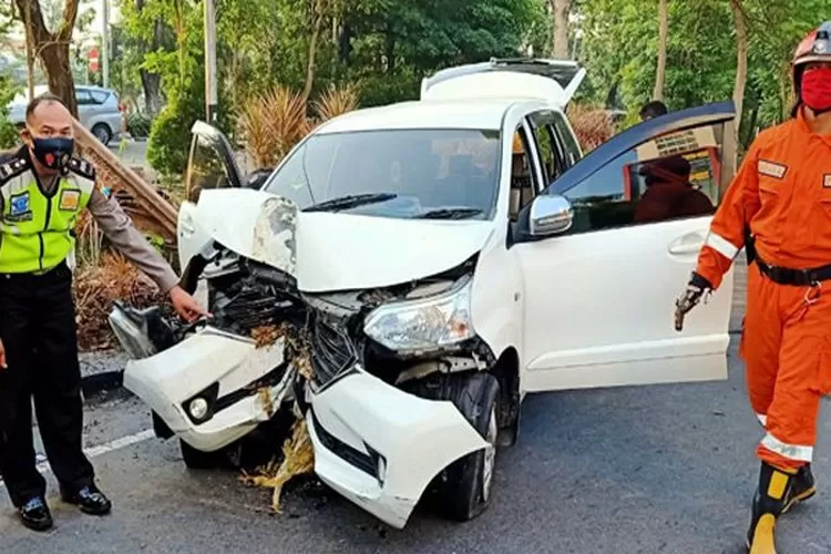 Diduga Sopir Mengantuk Mobil Avanza Ringsek Seruduk Pohon Radar Surabaya