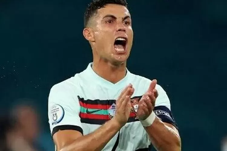 Cristiano Ronaldo Menangi Penghargaan Sepatu Emas - Radar Surabaya