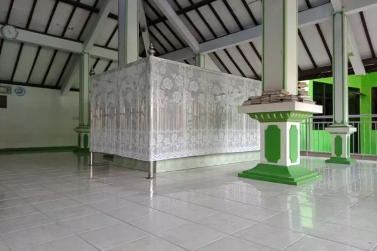 Makam Mbah Karimah Mertua Sunan Ampel Di Kembang Kuning Kramat - Radar ...