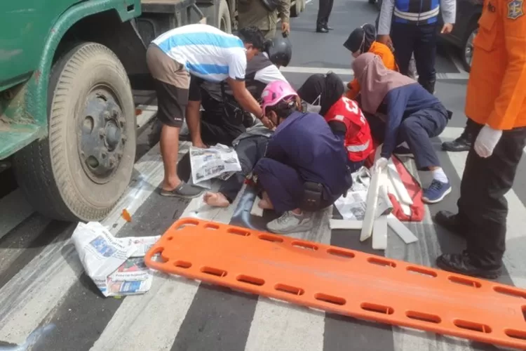 Truk Seruduk Dua Motor Di Rajawali, Korban Luka Ringan - Radar Surabaya