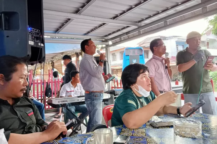 Sebagai ungkapan syukur tersampaikan lewat lantunan lagu, nampak trio wartawan in action.(foto Marudut/Realitasonline)