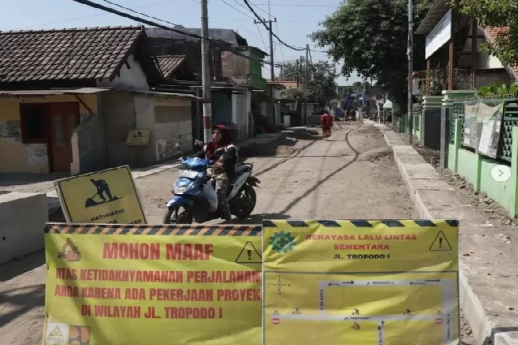 Pasang U Ditch Proyek Jalan Beton Desa Tropodo Waru Rampung Akhir