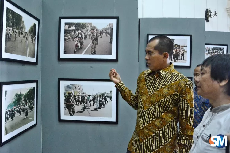 Ketua Komisi I DPRD RI Abdul Kharis Almasyhari menyaksikan pameran kerusuhan Solo 1998, didampingi Kepala Monumen Pers Nasional Suminto Yuliarso, Kamis (17/5). (suaramerdeka.com/Setyo Wiyono)