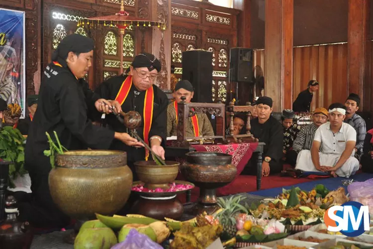 6 Tradisi Masyarakat Jawa Pada Bulan Suro, Jamasan Pusaka Hingga Petik ...