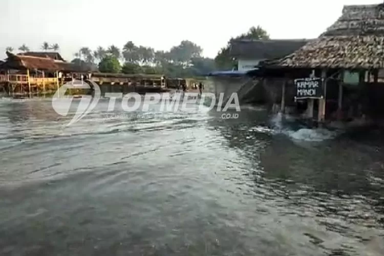 Gelombang Tinggi, Air laut sampai ke warung-warung di pinggir pantai di Lebak Selatan