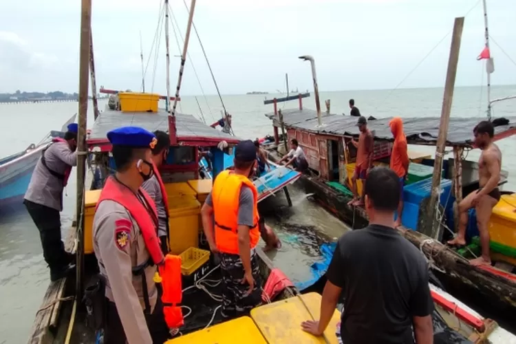 Personil Polair Polres Bangka Barat dan TNI AL melakukan evakuasi terhadap ABK KM Sandy.(rul/wb)