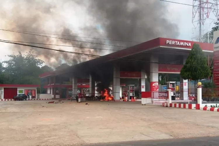 Video kebakaran di SPBU Kace, kecamatan Mendo Barat kabupaten Bangka. (dag/wowbabel)