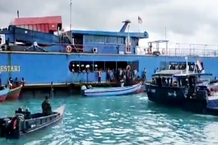 Caption: Sejumlah nelayan dengan menumpangi perahu motor mendekati KIP yang sedang beroperasi di kawasan Aik Antu Desa Deniang. Senin (12/7/2021). (IST)