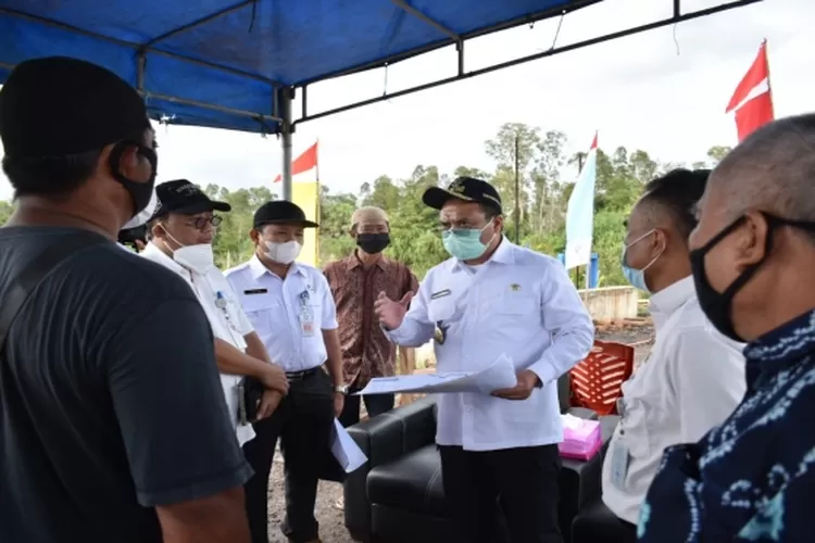 Caption: Gubernur Bangka Belitung saat berdialog dengan petani. (IST)