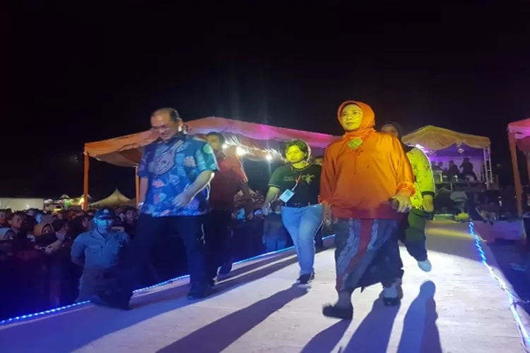 Gubernur Provinsi Kepulauan Bangka Belitung (Babel), Erzaldi Rosman hadir dalam malam penutupan Toboali City On Fire (TCOF) Sesion IV, Minggu (28/7/2019) malam di Komplek Sport Center Bangka Selatan.(as/wb)