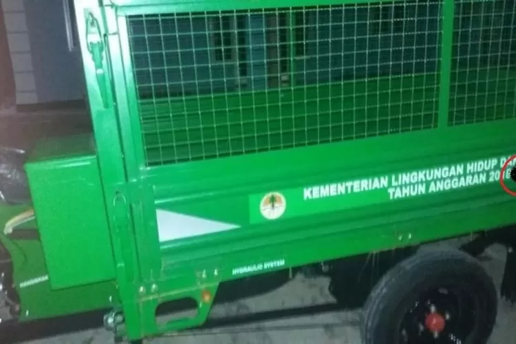 Motor sampah bantuan Kementerian Lingkungan Hidup (KLH) untuk Desa Puput Kecamatan Parittiga yang bertulisan nama Caleg DPR RI Dapil Bangka Belitung.(rul/wb)