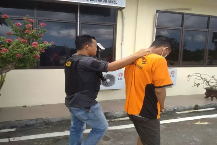 KTB, tersangka penyebar hoaks pasar Muntok Tutup ditangkap polisi. (Chairul/wowbabel)