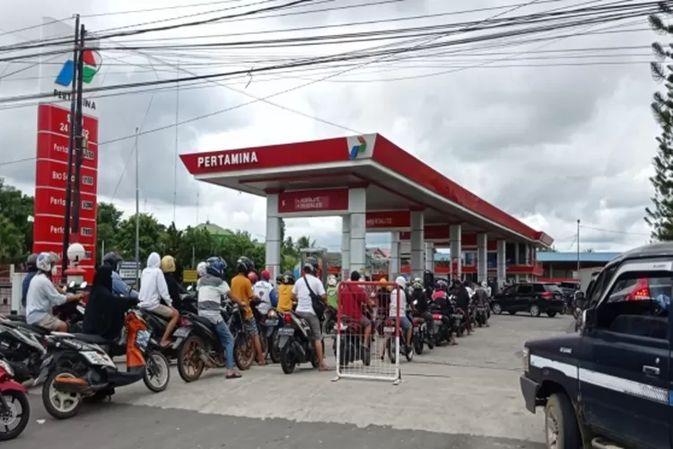 Ilustrasi Antrean kendaraan akibat kelangkaan BBM di Kota Balikpapan. (Foto/Istimewa.)