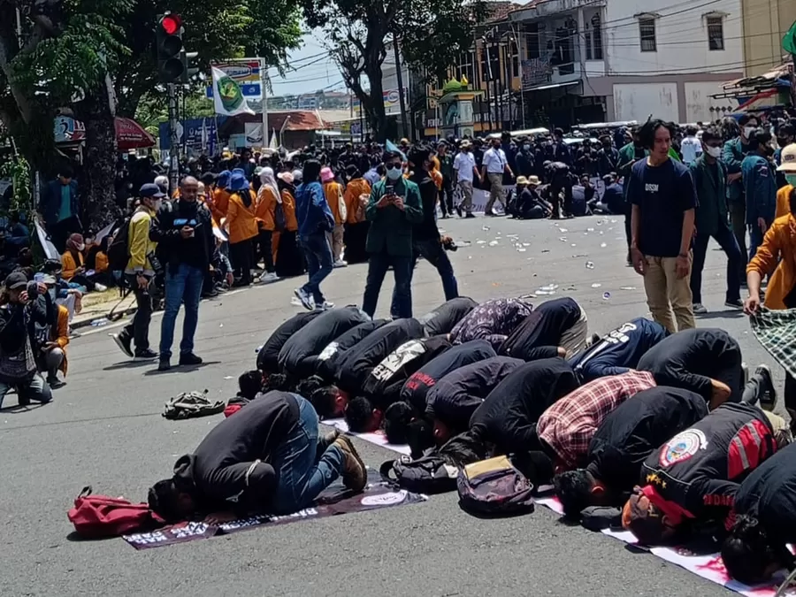 Aliansi Lampung Memanggil Sempatkan Sholat Berjamaah di Tengah Aksi Demo, Panjatkan Doa Bersama