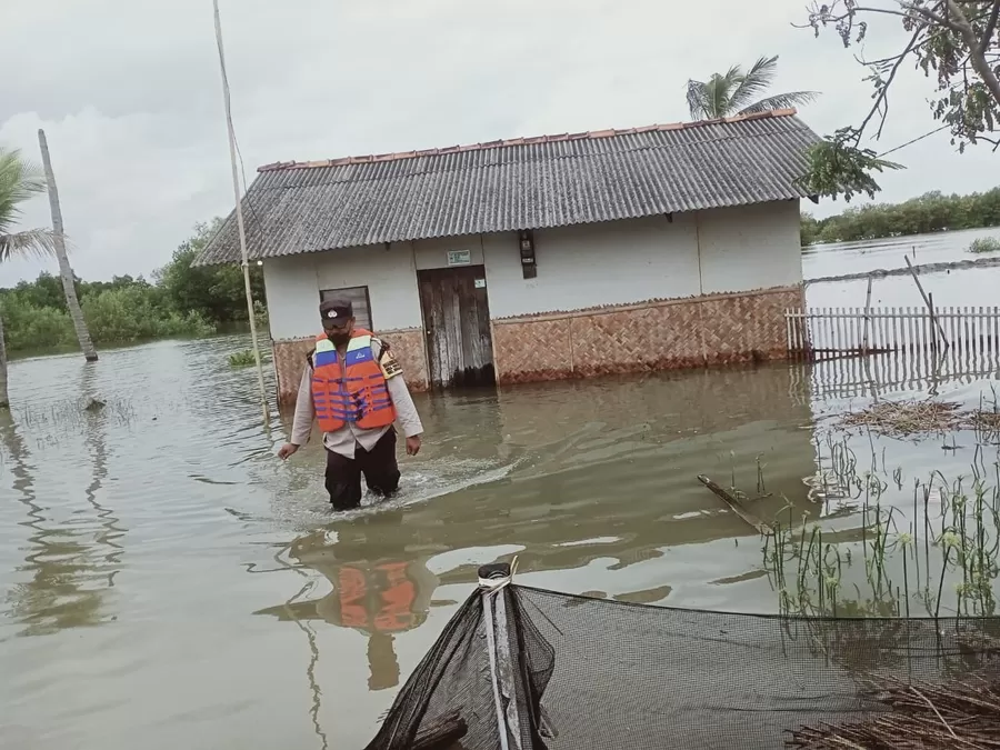 Bhabinkamtibmas Desa Pantaibahagia, Muaragembong, Kabupaten Bekasi, meninjau dampak banjir rob, Ming