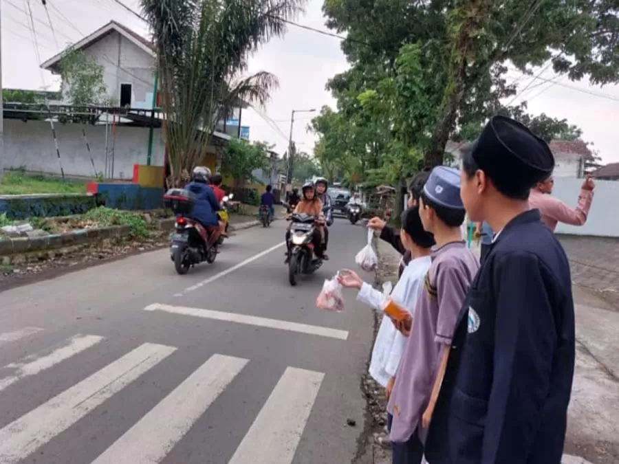 Siswa SMP Islam Terpadu Al-Ghozali Jember bagi-bagi takjil menjelang buka puasa di Jalan Kaliurang S