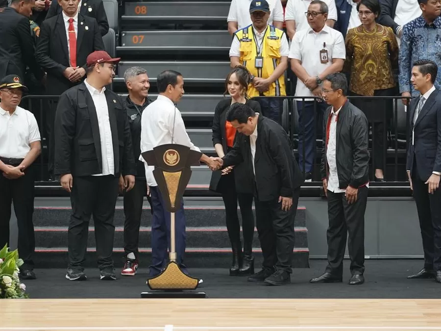 Presiden Jokowi menjabat tangan Erick Thohir dalam peresmian Indonesia Arena, di Kawasan GBK, Senaya