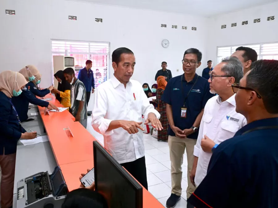 Presiden Jokowi Serahkan BLT El Nino Di Kantor Pos Genteng Banyuwangi