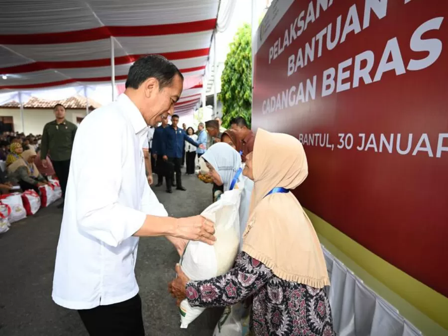 Serahkan Bantuan Pangan Di Bantul, Presiden Jokowi: Setelah Juni ...