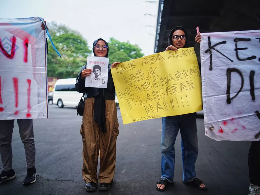 Mahasiswa Gelar Aksi Unjuk Rasa Di Simpang Dago Cikapayang