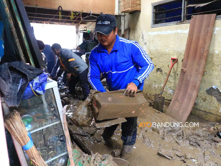 Warga Bersihkan Lumpur Sisa Banjir Bandang Di Gang Apandi Bandung