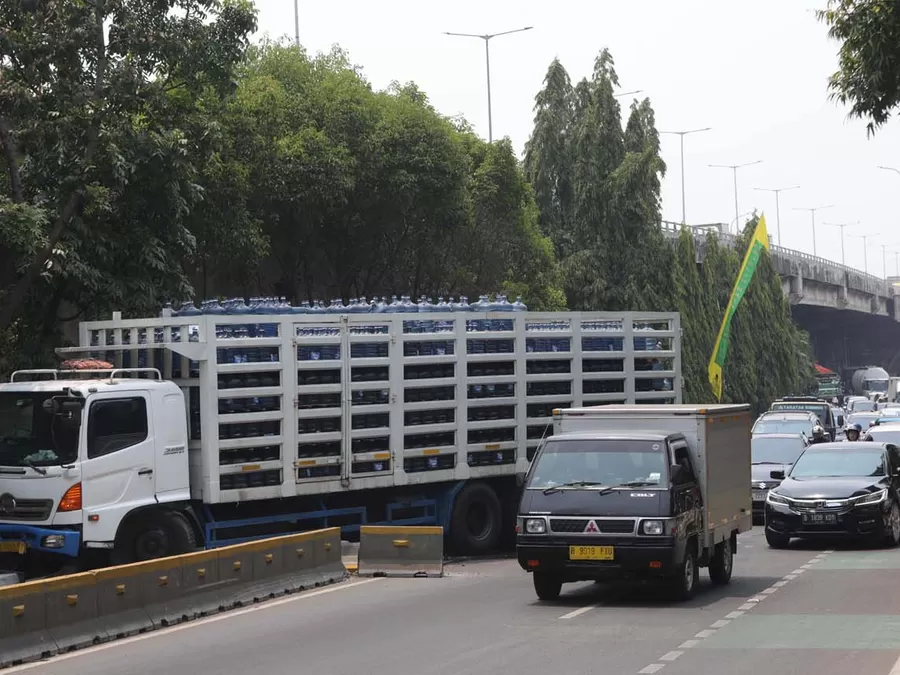 Truk Bawa Galon Air Tabrak Pembatas Busway