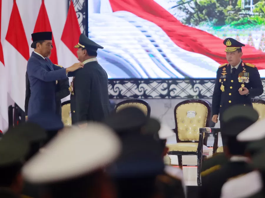 Presiden Jokowi Berikan Pangkat Jenderal Kehormatan Ke Menhan Prabowo