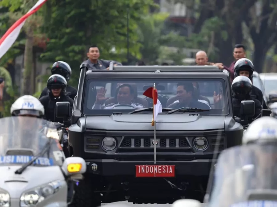 Menteri Pertahanan Prabowo Subianto (kiri) dan Menteri BUMN Erick Thohir (kanan) mengendarai kendara