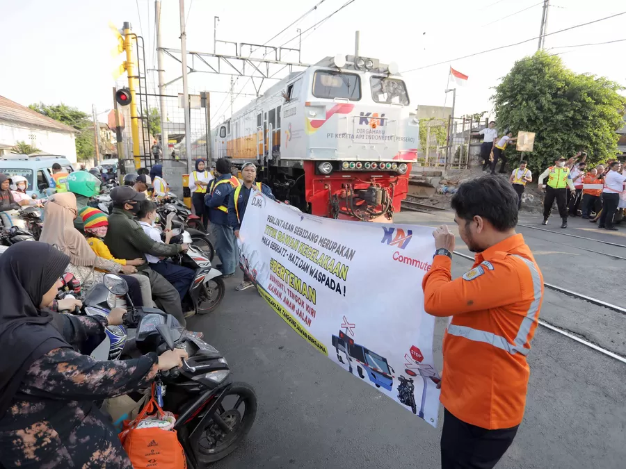 Cegah Kecelakaan, KAI Kampanyekan Keselamatan Di Perlintasan Kereta